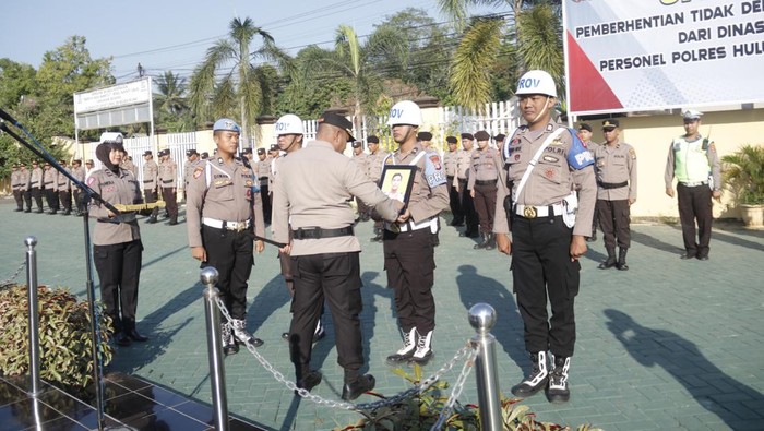 Oknum polisi bernama Bripka Sarifuddin di Kalsel dipecat tidak hormat gegara jual senpi dan motor dinas.