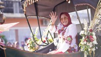 Bupati Klaten, Sri Mulyani tiba di depan panggung kehormatan dengan menggunakan kereta kencana. Foto: dok Istimewa
