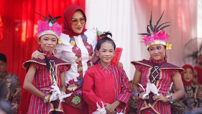 Pagelaran Klaten Lurik Carnival (KLC) kembali digelar dan memeriahkan peringatan Hari Jadi ke-219 Kabupaten Klaten, Minggu (30/7/2023) sore.