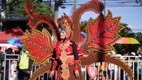 Tak ketinggalan, kostum-kostum khas karnaval lengkap sayap dan ornamen megahnya yang terbuat dari kain lurik.  Foto: dok Istimewa