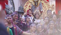 Di ajang ini, para desainer menampilkan desain baju pengantin dari kain lurik khas Klaten. Masing-masing kontingen memamerkan desain kreasi kain lurik sebagai busana pengantin nan elegan.  Foto: dok Istimewa