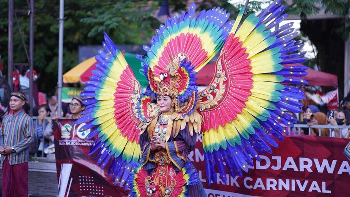 Pagelaran Klaten Lurik Carnival (KLC) kembali digelar dan memeriahkan peringatan Hari Jadi ke-219 Kabupaten Klaten, Minggu (30/7/2023) sore.
