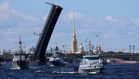 Kapal perang Rusia, termasuk kapal penyapu ranjau Pavel Khenov dan korvet rudal Uglich melakukan parada di sepanjang Sungai Neva, Saint Petersburg. Reuters/Anton Vaganov. 