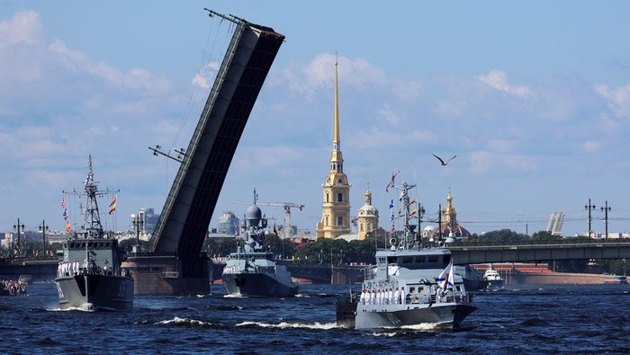 Parade Kapal Perang Peringati Hari Angkatan Laut Rusia Rusia memperingati Hari Angkatan Laut hari ini. Peringatan itu dimeriahkan dengan parade kapal perang Rusia.