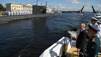 Presiden Vladimir Putin menghadiri peringatan Hari Angkatan Laut Rusia di Saint Petersburg. Reuters/Sputnik/Alexander Kazakov/Kremlin.