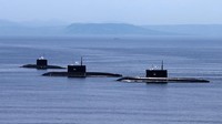 Kapal selam juga turut memeriahkan parade Hari Angkatan Laut Rusia. Reuters/Tatiana Meel. 