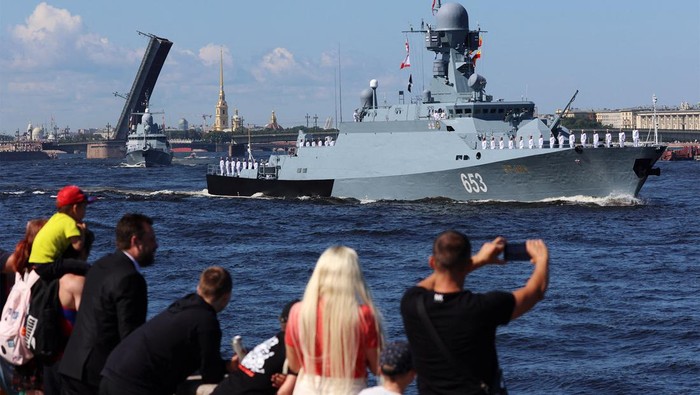 Rusia memperingati Hari Angkatan Laut hari ini. Peringatan itu dimeriahkan dengan parade kapal perang Rusia.