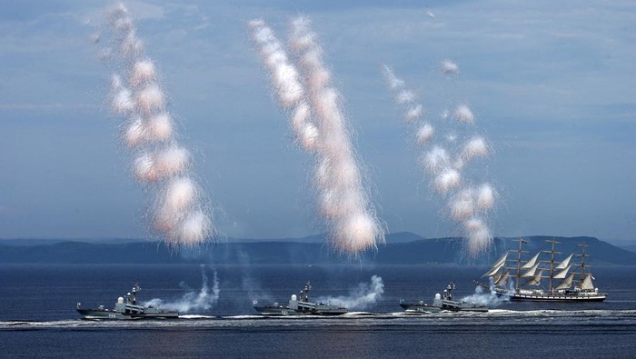Parade Kapal Perang Peringati Hari Angkatan Laut Rusia Rusia memperingati Hari Angkatan Laut hari ini. Peringatan itu dimeriahkan dengan parade kapal perang Rusia.