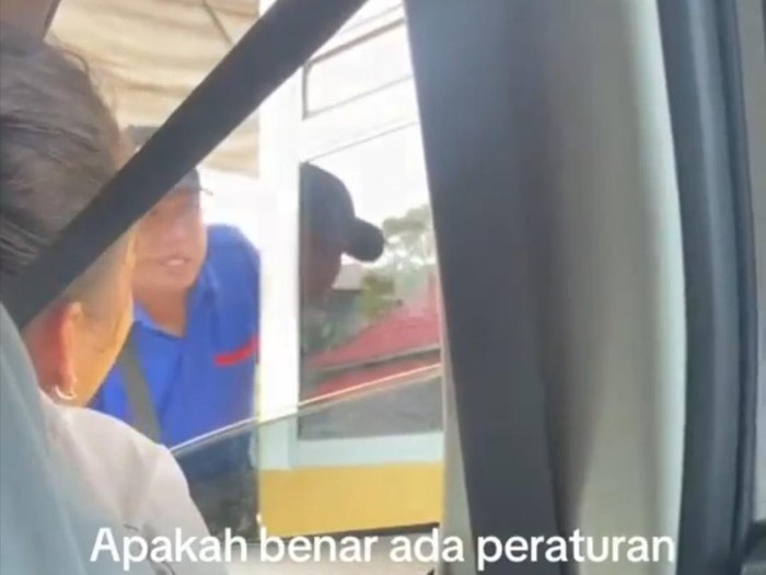 Viral di media sosial seorang pengendara mobil di pasar 16 Ilir mengeluhkan tarif parkir sebesar Rp 10 ribu, Minggu (30/7/2023).