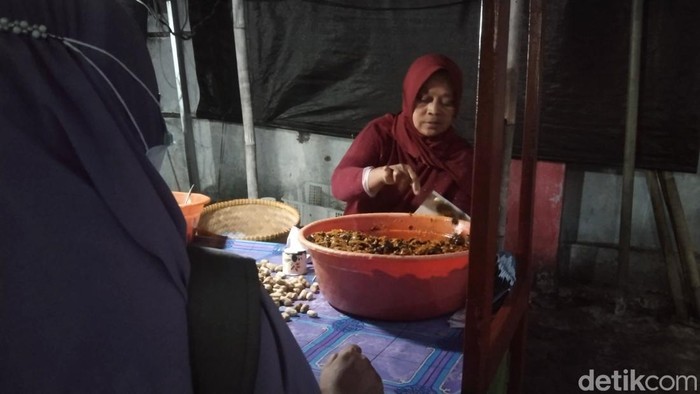 Pedagang Tutut Mambo di Majalengka.