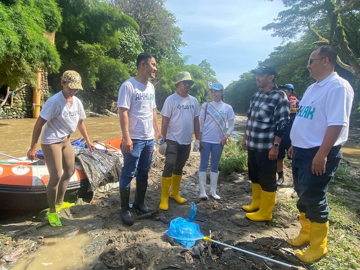 Pegadaian libatkan masyarakat Medan membersihkan sampah di Sungai Deli