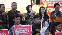 Dalam acara tersebut, turut diserahkan hadiah dan piala oleh Bupati Klaten kepada pemenang turnamen futsal, festival film pendek, dan lomba poster dalam rangka pencegahan peredaran rokok ilegal, serta penyerahan penghargaan kepada juara Klaten Fire Safety Challenge. Foto: dok. Istimewa