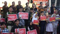 Bupati Klaten Sri Mulyani juga menyerahkan bantuan dari Baznas Klaten kepada masyarakat yang membutuhkan. Foto: dok. Istimewa 
