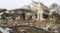 Ledakan mengakibatkan gudang kembang api mengalami kerusakan cukup parah, Minggu (30/7/2023).