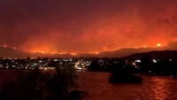 Api berkobar membakar hutan di Osoyoos, British Columbia, Kanada, Sabtu (29/7/2023) waktu setempat. Camryn Westenbrink via Reuters. 