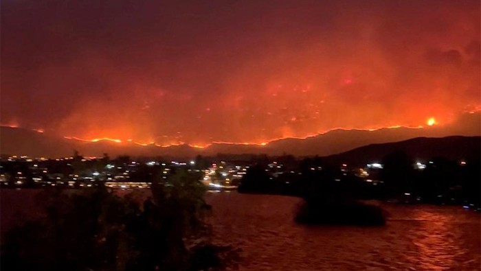 Penampakan Kobaran Api Melalap Hutan di Kanada Kebakaran melanda hutan di Osoyoos, British Columbia, Kanada. Ini penampakan kobaran apinya.