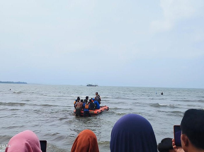 Seorang anak berusia 10 tahun hanyut terseret ombak di pantai Pekon Tanjungan, Kecamatan Pematang Sawah, Kabupaten Tanggamus, Minggu (30/7/2023). Hingga kini, bocah bernama Mahesysyan Saputra belum ditemukan.