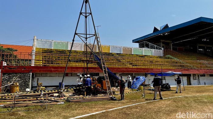 Pengukuran tinggi muka tanah di Stadion Hoegeng, Pekalongan oleh Badan Geologi