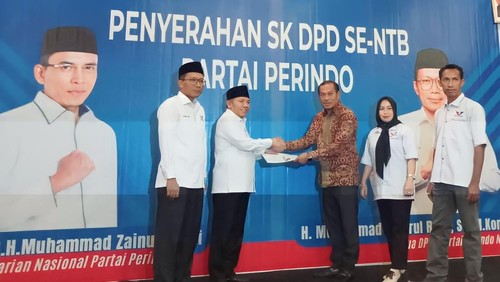 Penyerahan SK kepengurusan Partai Perindo Dompu kepada Muhammad Ihsan beberapa waktu lalu di Mataram, NTB.