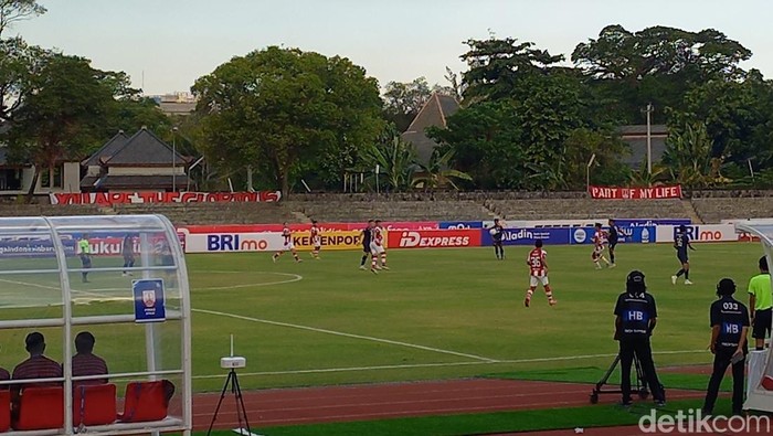 Pertandingan Persis Solo vs Arema FC di Solo, Minggu (30/7/2023).