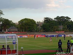 Diwarnai 2 Tendangan Penalti, Persis Solo Vs Arema Berakhir Imbang 1-1