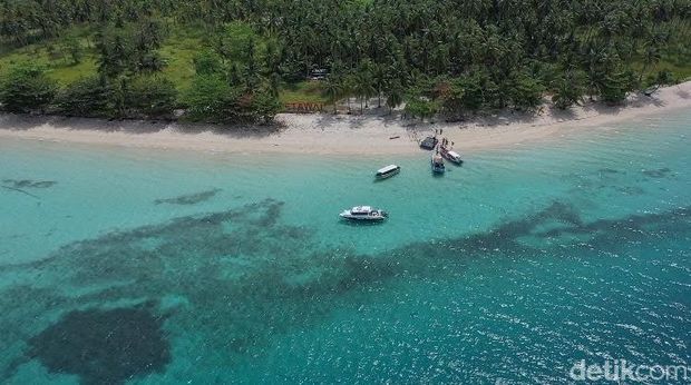 Pesona Pulau Ketawai yang tak berpenghuni tapi mempesona di Bangka (Foto: Deni Wahyono)