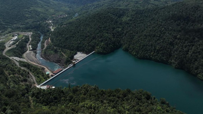 Foto udara lokasi PLTA Balambano di Desa Wasuponda, Kabupaten Luwu Timur, Sulawesi Selatan, Sabtu (29/7/2023). PLTA Balambano yang dibangun oleh PT VALE Indonesia Tbk memanfaatkan aliran sungat dari tiga danau yakni Matano, Mahalona, dan Towuti sehingga mampu menghasilkan daya listrik sebesar 110 megawatt dan 10 megawatt untuk disalurkan di masyarakat sekitar. ANTARA FOTO/Jojon/nym.