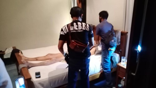 Polisi mengevakuasi Freerks Hendriks yang ditemukan meninggal di vila di Sanur, Denpasar Selatan, Bali, Sabtu (29/7/2023).