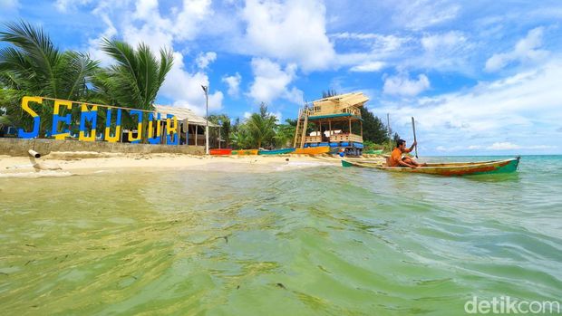 Potret Pulau Semujur yang airnya jernih dengan hamparan pasir putih (Foto: Deni Wahyono)