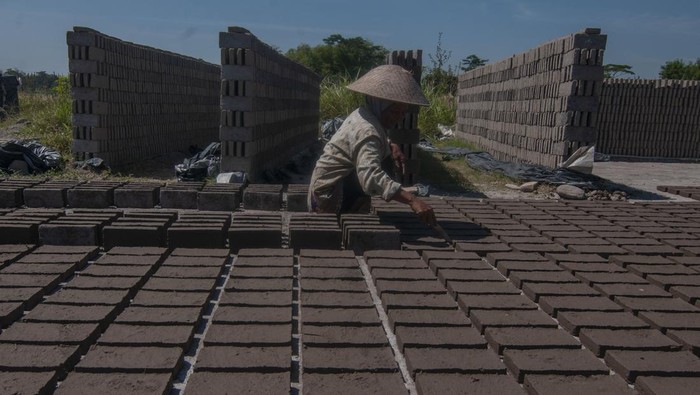 Pekerja menjemur batu bata di Kebonarum, Klaten, Jawa Tengah, Sabtu (29/7/2023). Menurut perajin, pada musim kemarau produksi batu bata mampu menghasilkan sebanyak 800 biji dibandingkan pada musim penghujan hanya 400 biji per hari yang dijual dengan harga Rp420 ribu per 1.000 biji batu bata. ANTARA FOTO/Aloysius Jarot Nugroho/rwa.