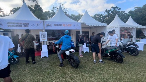 Roadshow Konversi Motor Listrik oleh Kemeterian ESDM di Lapangan Bajra Sandhi Renon, Denpasar, Minggu (30/7/2023). (I Nyoman Adhistaya Sawitra/detikBali)
