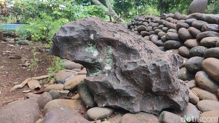 Sebuah batu yang menyerupai katak disebut Batu Bangkong di Situs Kliwon Maleber Ciamis