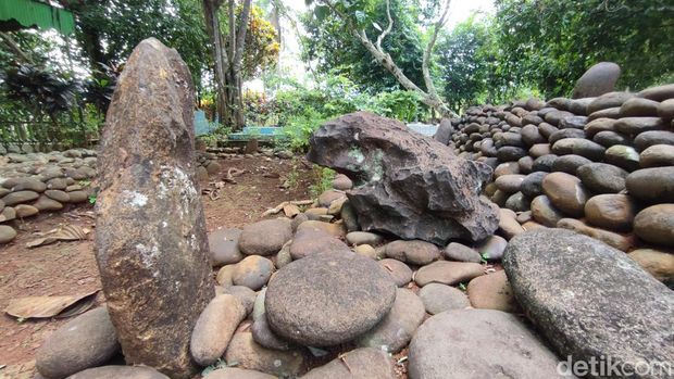 Sebuah batu yang menyerupai katak disebut Batu Bangkong di Situs Kliwon Maleber Ciamis