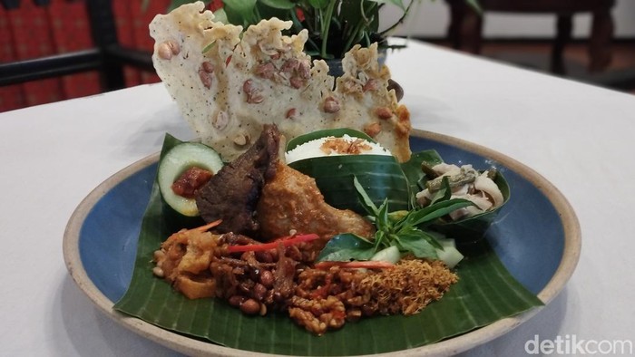 Beraneka ragam kuliner andalan Blitar wajib dicicipi kalau berkunjung ke Bumi Bung Karno. Satu di antaranya Sego Campur ala The Colony yang menjadi menu favorit wisatawan mancanegara.