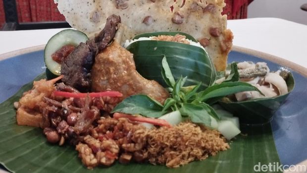 Beraneka ragam kuliner andalan Blitar wajib dicicipi kalau berkunjung ke Bumi Bung Karno. Satu di antaranya Sego Campur ala The Colony yang menjadi menu favorit wisatawan mancanegara.