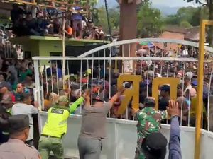 Seorang Warga Malang Tewas Terinjak-injak Saat Berebut Ancak Gunungan