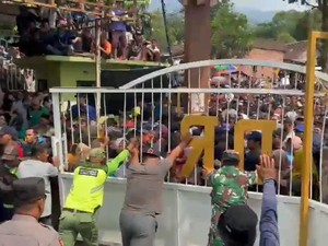 Seorang Warga Malang Tewas Terinjak-injak Saat Berebut Ancak Gunungan