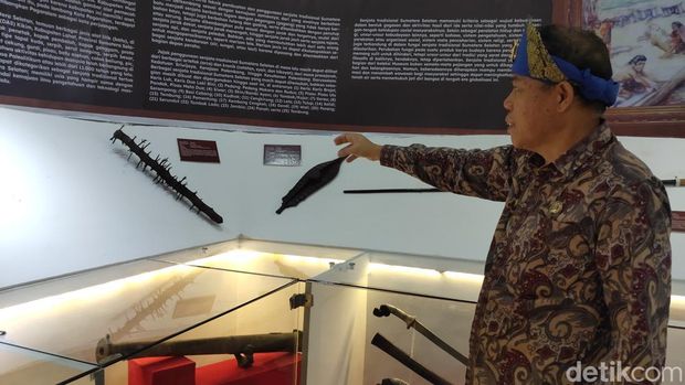 Senjata pukulan dari kayu rukan yang dipamerkan di Museum Negeri Sumsel. (Welly Jasrial Tanjung/detikSumbagsel)