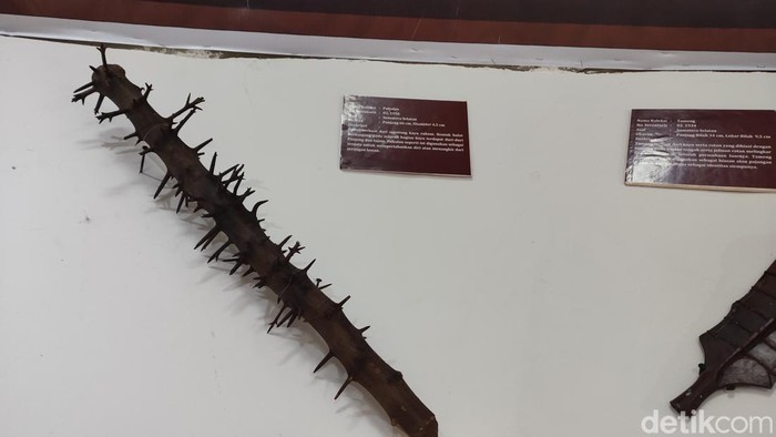 Senjata pukulan dari kayu rukan yang dipamerkan di Museum Negeri Sumsel. (Welly Jasrial Tanjung/detikSumbagsel)