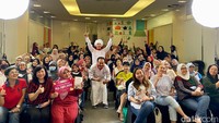 Acara ditutup dengan peserta yang foto bersama chef Muto. Sekitar 84 peserta memenuhi Cooking Room di Lotte Mall Jakarta.