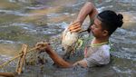 Serunya Tradisi Grobyak Ikan di Sumber Gundi Kediri