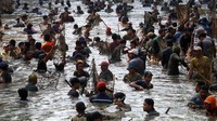 Sejumlah warga menangkap ikan di Sumber Gundi, Desa Tanjung, Kediri, Jawa Timur, Minggu (30/7/2023). 