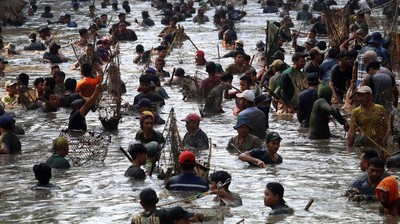 Serunya Tradisi Grobyak Ikan di Sumber Gundi Kediri