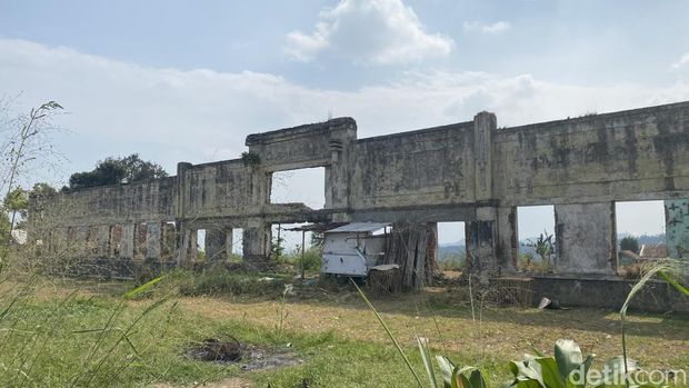 Sisa bangunan pabrik tekstil Tjiboenar di Sukabumi