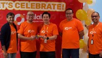 Berdiri sejak 2013, Ralali telah menjadi platform B2B online pertama dan terbesar  di Indonesia. Ralali menghubungkan jutaan vendor dan UKM untuk memulai dan mengembangkan bisnis mereka. Dengan misi untuk membantu bisnis tumbuh melalui ekosistem bisnis digital, Ralali berharap dapat membantu pertumbuhan ekonomi Indonesia melalui pertumbuhan UKM serta mengembangkan sumber daya manusia dengan mengoptimalkan akses bisnis ke teknologi, financial, tenaga kerja dan pasar yang lebih luas. 
