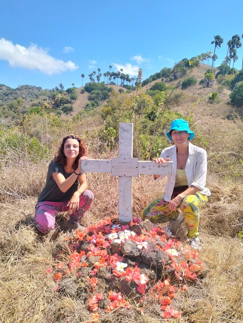 Susane dan Lena asal Swiss datang berziarah ke pusara tanpa jasad Baron Rudolf Reding von Biberegg di puncak Pulau Komodo. Baron tercatat sebagai wisatawan pertama yang menjadi korban serangan Komodo di Pulau Komodo tahun 1974.