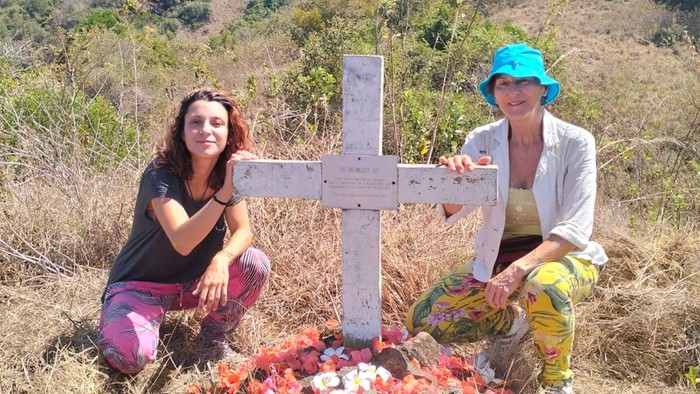 Susane dan Lena asal Swiss datang berziarah ke pusara tanpa jasad Baron Rudolf Reding von Biberegg di puncak Pulau Komodo. Baron tercatat sebagai wisatawan pertama yang menjadi korban serangan Komodo di Pulau Komodo tahun 1974.