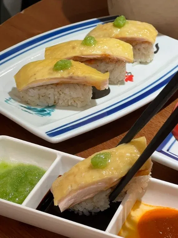 Sushi unik pakai nasi ayam Hainan