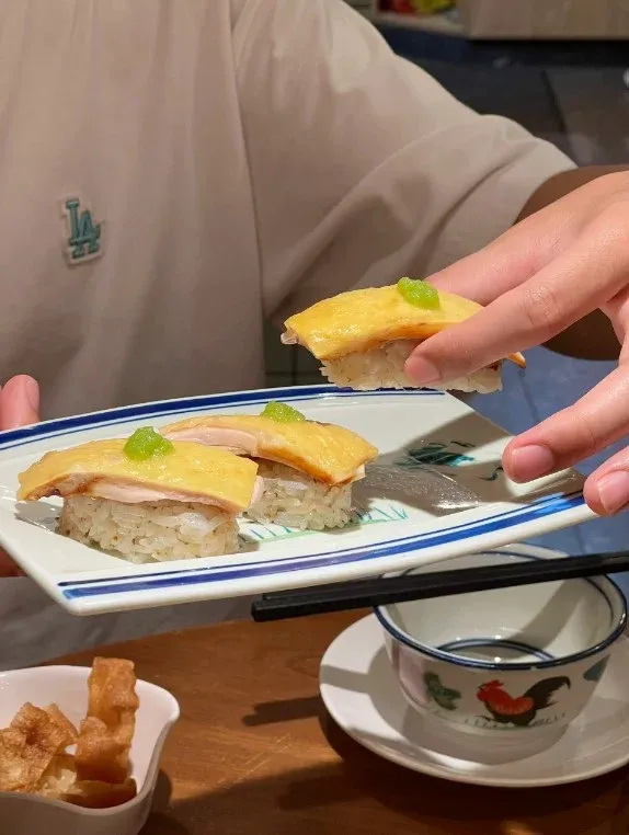 Sushi unik pakai nasi ayam Hainan