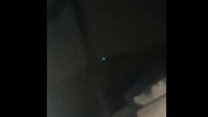 Tangkapan layar video viral tentang benda di langit Bandung yang dinarasikan sebagai UFO.